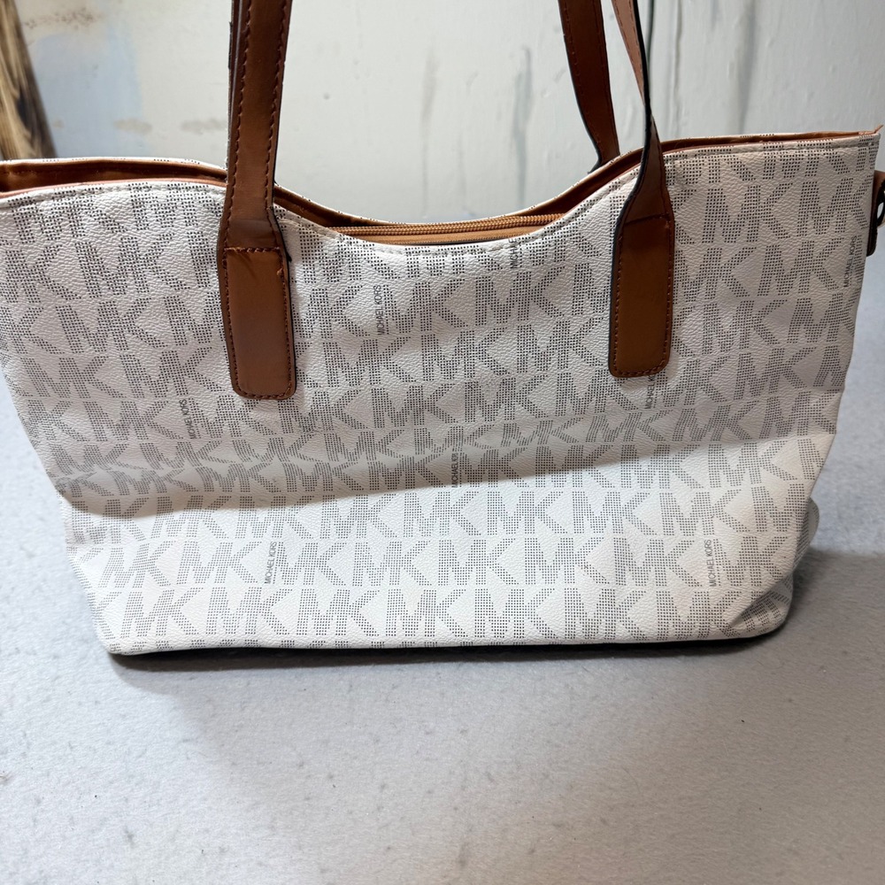 Michael Kors MK Signature Satchel – White/Vanilla‎ Logo, Top-Handle Tote Purse - Picture 7 of 13